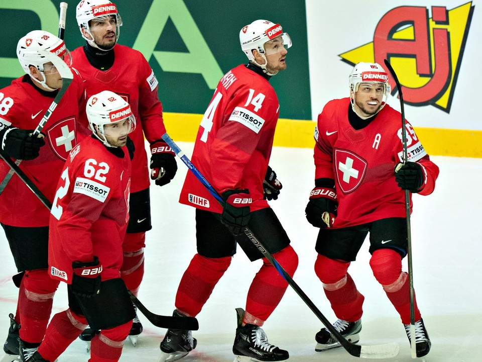 Sven Andrighetto (vpravo) sa so spoluhráčmi teší po strelenom góle v zápase Švajčiarsko - Nórsko v skupine B na MS v hokeji 2025.