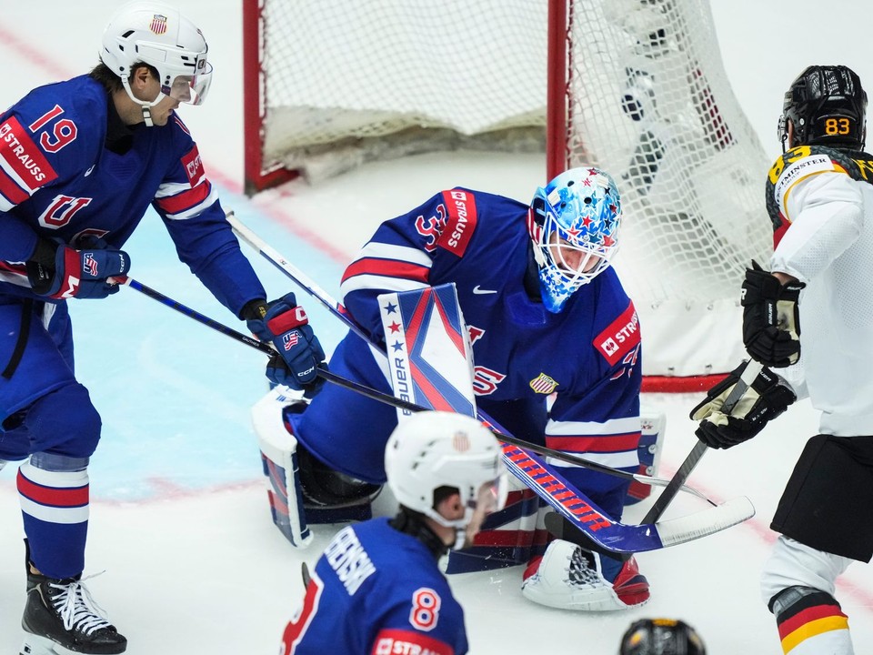 Brankár USA Joey Daccord v zápase s Nemeckom na MS v hokeji 2025.