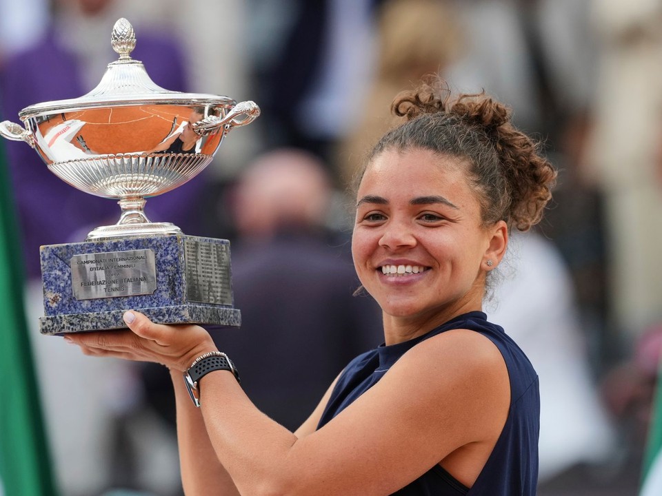 Jasmine Paoliniová s trofejou po triumfe na turnaji WTA v Ríme.