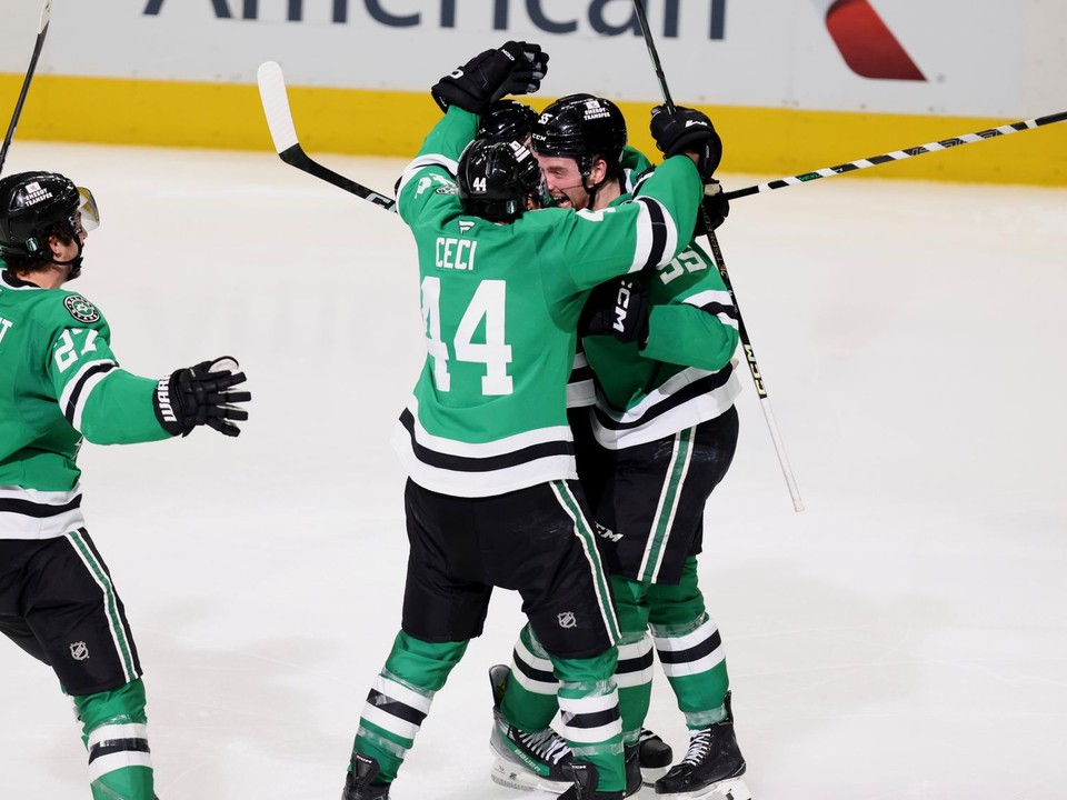 Zľava Mason Marchment, Cody Ceci a Thomas Harley sa tešia po góle v zápase Dallas Stars - Winnipeg Jets v 6. semifinále Západnej konferencie play-off NHL.