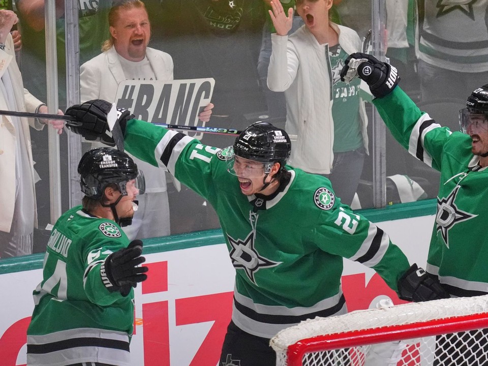 Mikael Granlund, Jason Robertson a Jason Marchment oslavujú gól