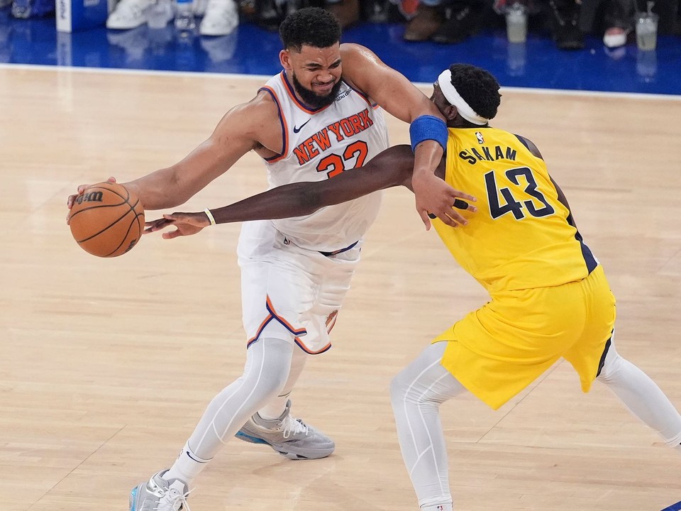 Basketbalista NY Knicks Karl-Anthony Towns (vľavo) v zápase s Indianou Pacers.