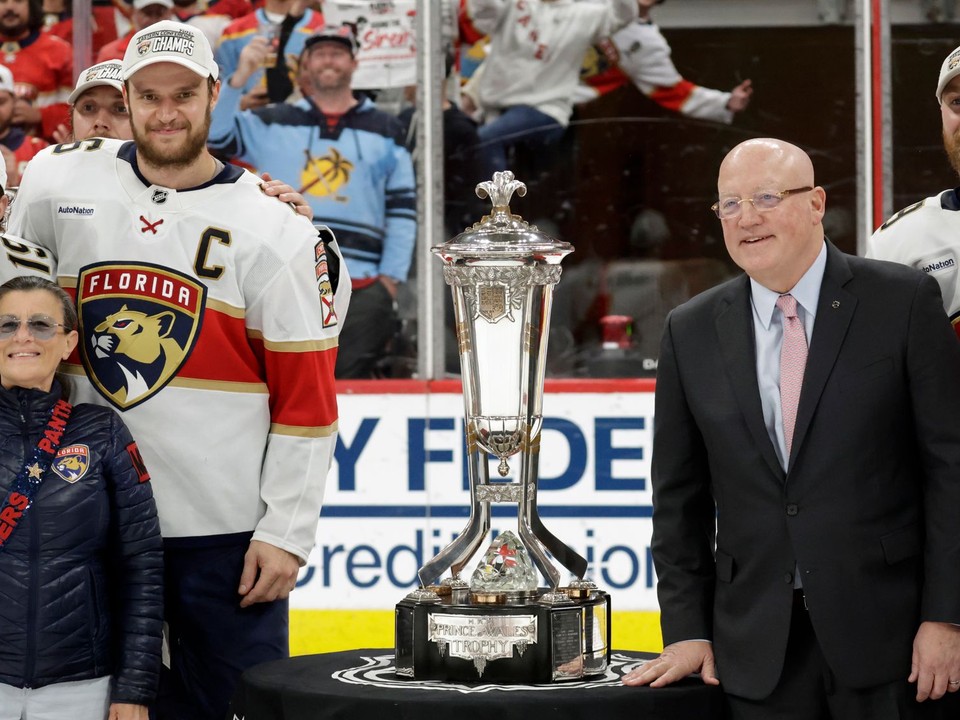Kapitán Floridy Panthers Aleksander Barkov (16) a zástupca komisára NHL Bill Daly pózujú s trofejou pre víťazov Východnej konferencie NHL.
