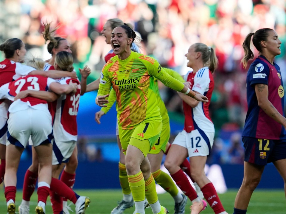 Futbalistky Arsenalu oslavujú triumf v Lige majstrov.