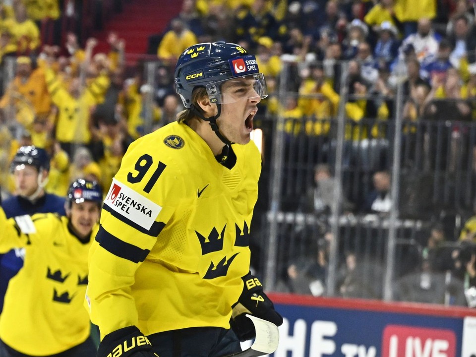 Švédsky hráč Leo Carlsson oslavuje gól v zápase A-skupiny Fínsko - Švédsko na MS v hokeji 2025. 