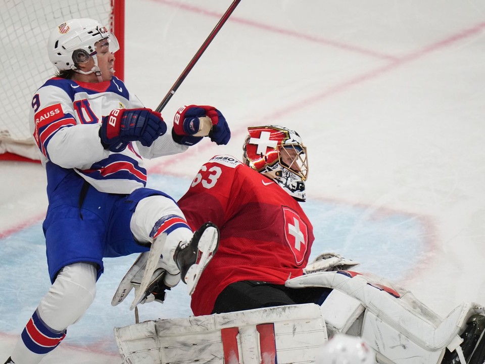 Fotka zo zápasu Švajčiarsko - USA vo finále MS v hokeji 2025.