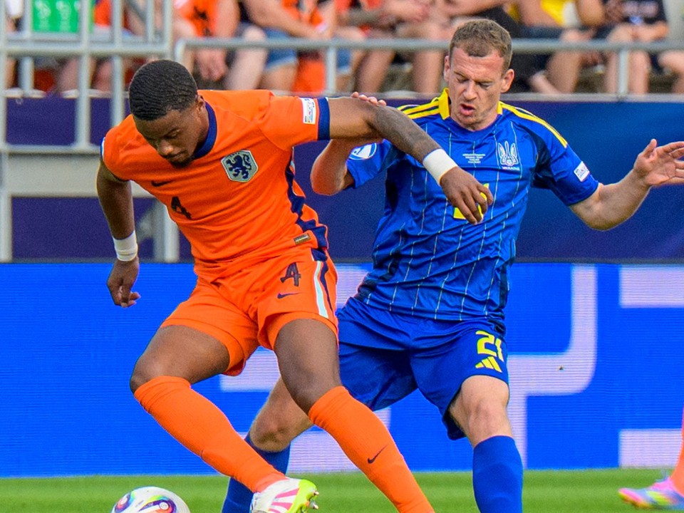 sprava futbalista  Maxim Bragaru (Ukrajina) a hráč Jorrel Hato (Holandsko)