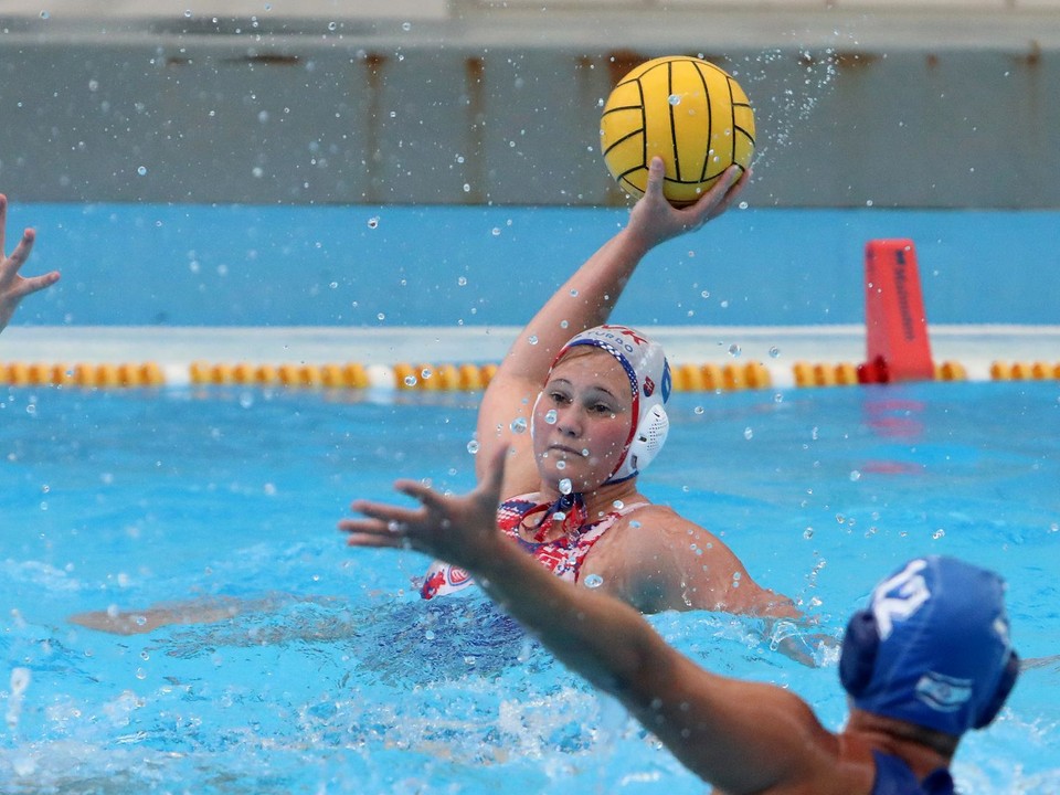 Na snímke Janka Kurucová počas vodného póla žien.
