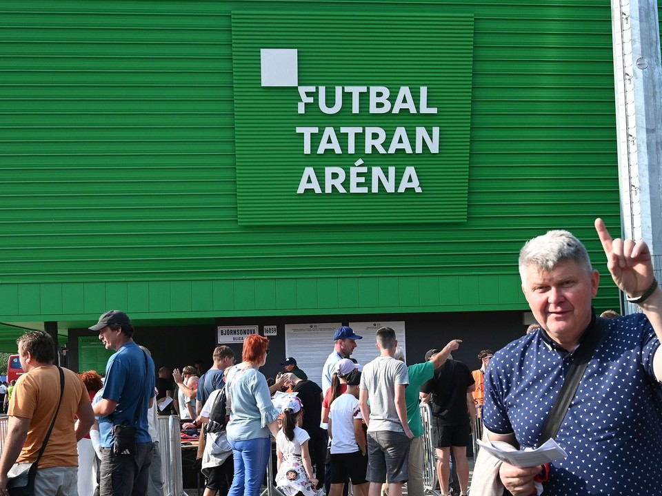 Fanúšikovia pred Futbal Tatran Arénou v Prešove.