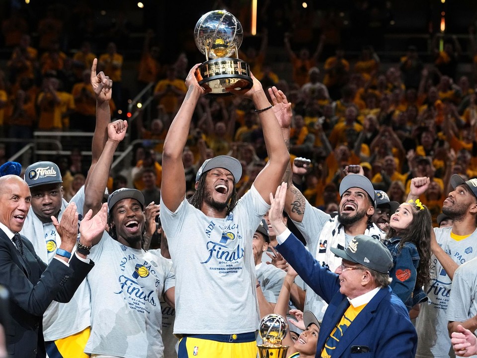 Basketbalista Indiany Pacers Myles Turner dvíha trofej pre víťaza Východnej konferencie NBA.