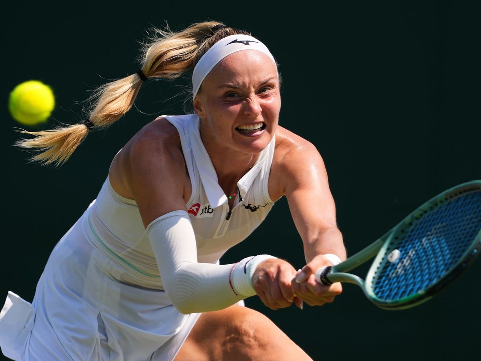 Slovenská tenistka Rebecca Šramková počas zápasu vo Wimbledone 2025.