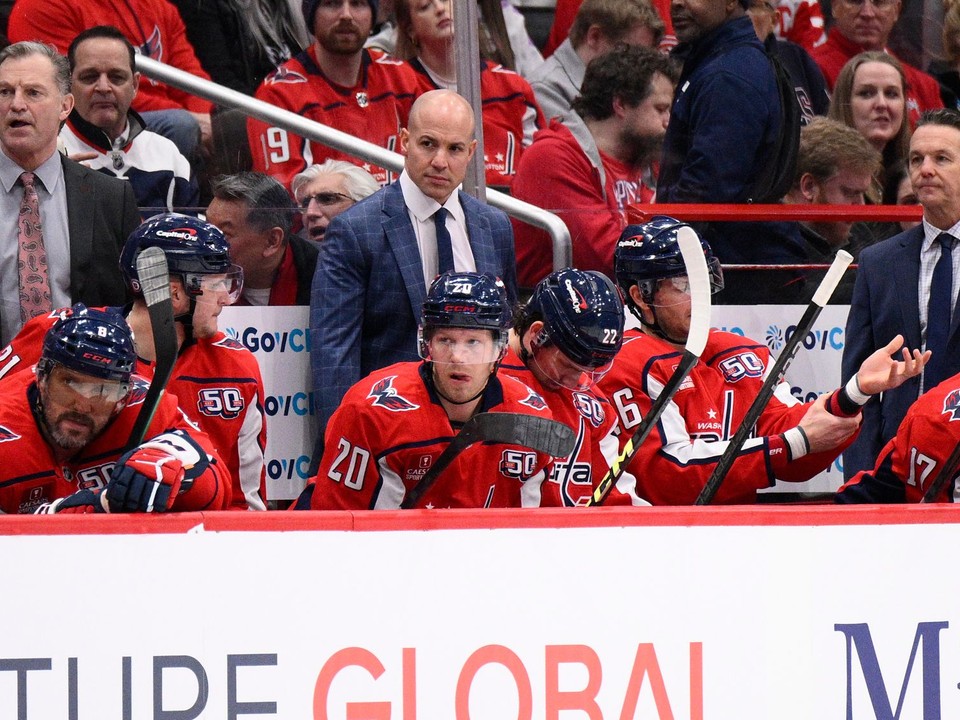 Spencer Carbery (v strede) na lavičke Washington Capitals.