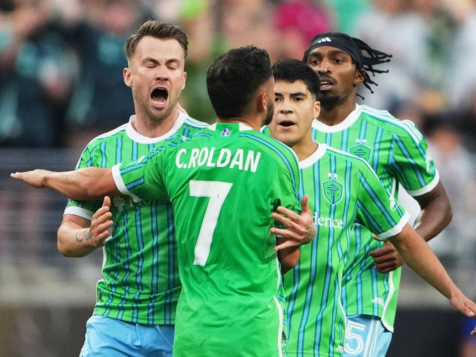 Cristian Roldan a Albert Rusnák (vľavo) sa tešia po strelenom góle v zápase Botafogo - Seattle Sounders na MS klubov FIFA 2025.
