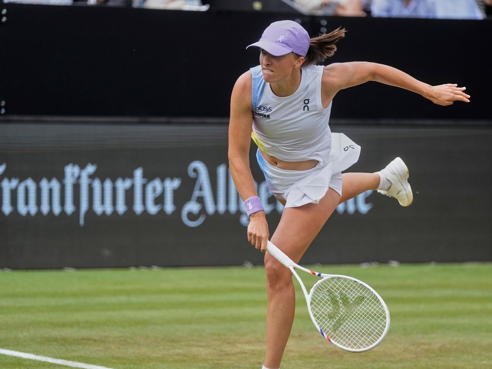 Iga Swiateková na turnaji WTA Bad Homburg 2025.