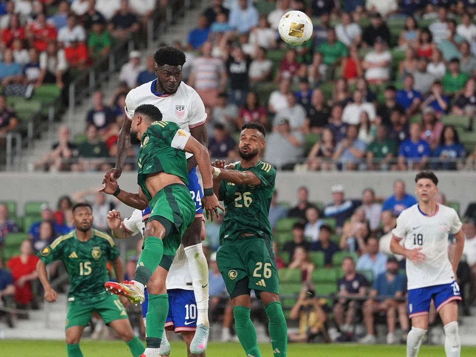 Patrick Agyemang (hore), Abdulelah Alamri a Ali Majrashi v zápase USA - Saudská Arábia na turnaji CONCACAF Gold Cup 2025.