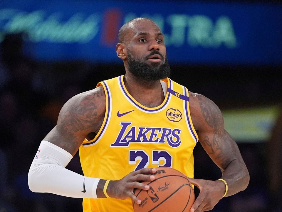LeBron James v drese Los Angeles Lakers.