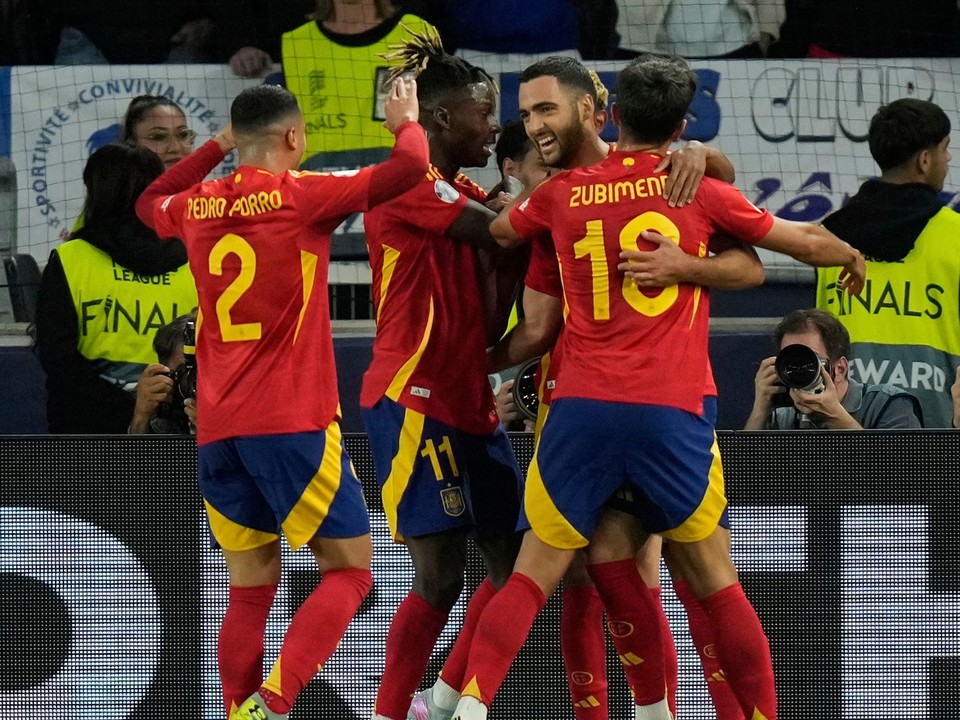 Na snímke španielski futbalisti oslavujú gól.