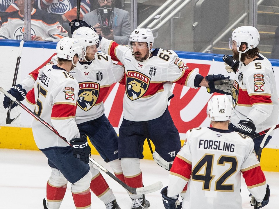 Brad Marchand (63) oslavuje gól do siete Edmontonu.