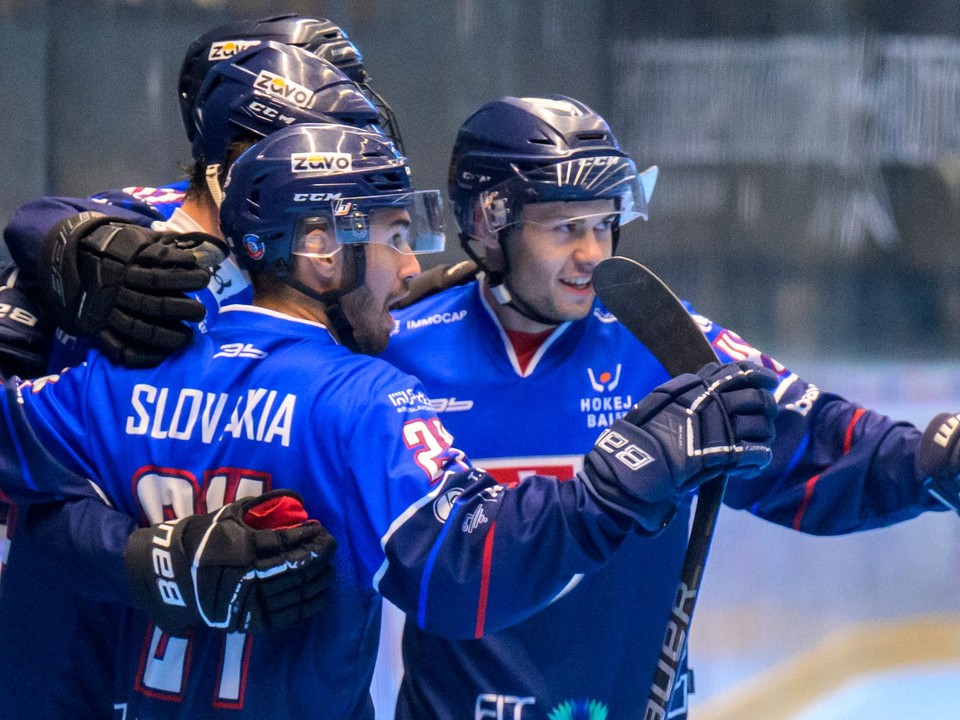 Slovenskí hokejbaloví reprezentanti sa tešia z gólu