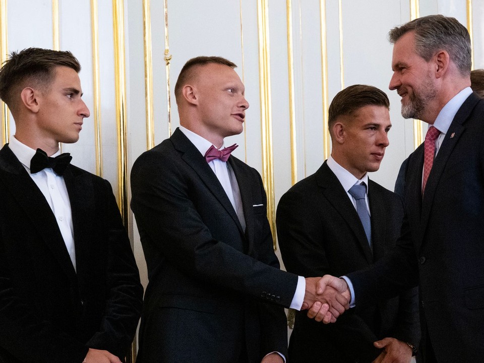 Slovenskí futbaloví reprezentanti do 21 rokov, zľava Artur Gajdoš, Nino Marcelli, Tomáš Suslov, a prezident SR Peter Pellegrini počas prijatia v Prezidentskom paláci.
