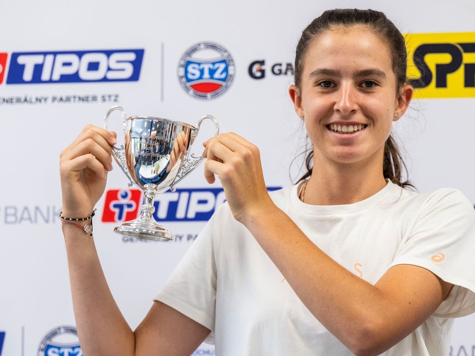 Mia Pohánková na tlačovej konferencii pózuje s trofejou za víťazstvo v dvojhre junioriek vo Wimbledone 2025.