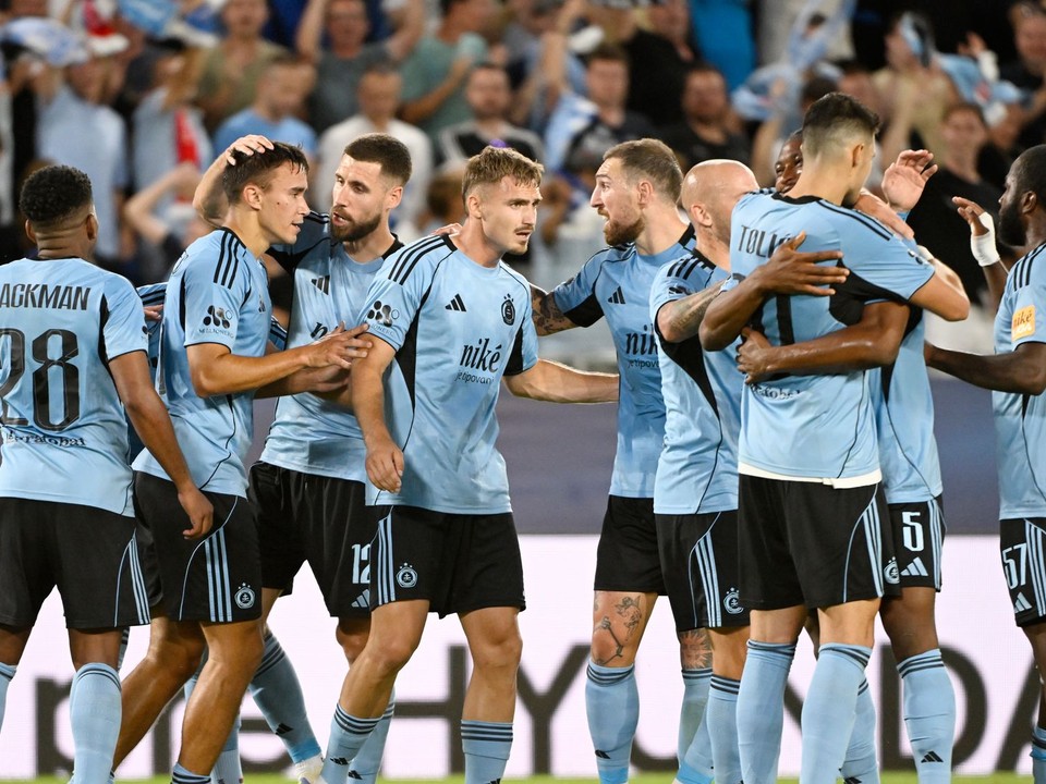Na snímke radosť hráčov Slovana po strelení druhého gólu