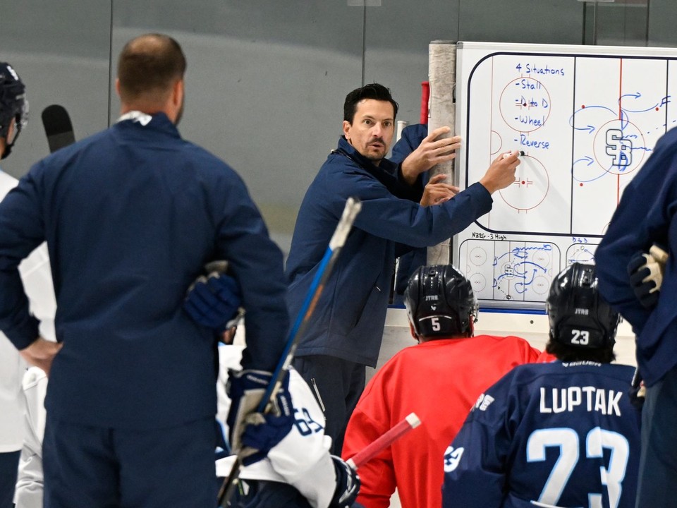 Kanadský tréner Brad Tapper počas tréningu hráčov HC Slovan Bratislava.
