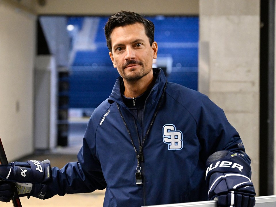 Tréner HC Slovan Brad Tapper. 