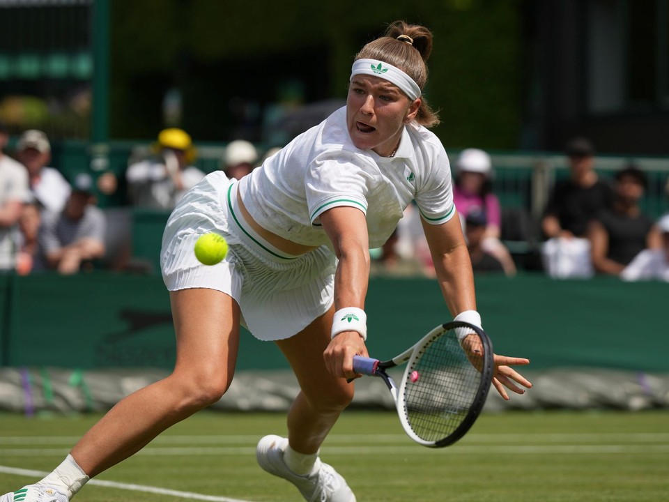 Karolína Muchová v plnom nasadení počas zápasu Wimbledonu 2025.