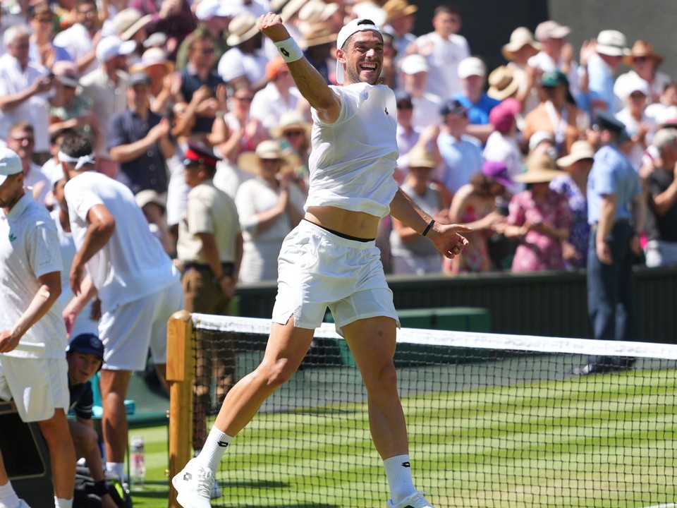 Julian Cash (vpravo) a Lloyd Glasspool vyhrali štvorhru mužov na grandslamovom turnaji Wimbledon 2025.