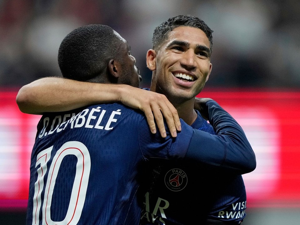Futbalisti PSG Ousmane Dembélé a Achraf Hakimi sa radujú z gólu na MS klubov.