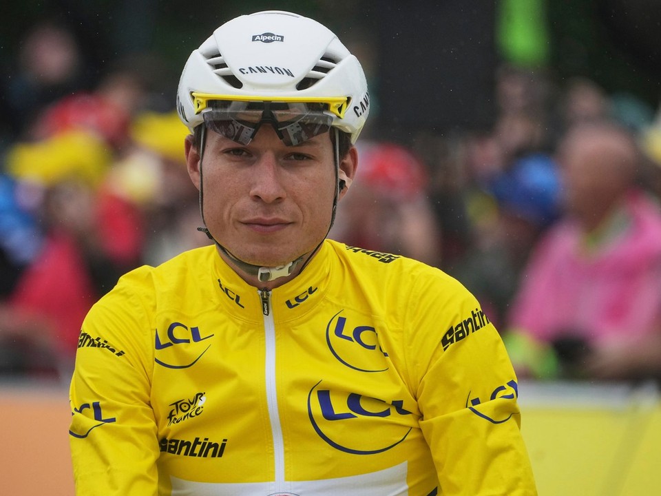 Jasper Philipsen v žltom drese na Tour de France 2025.