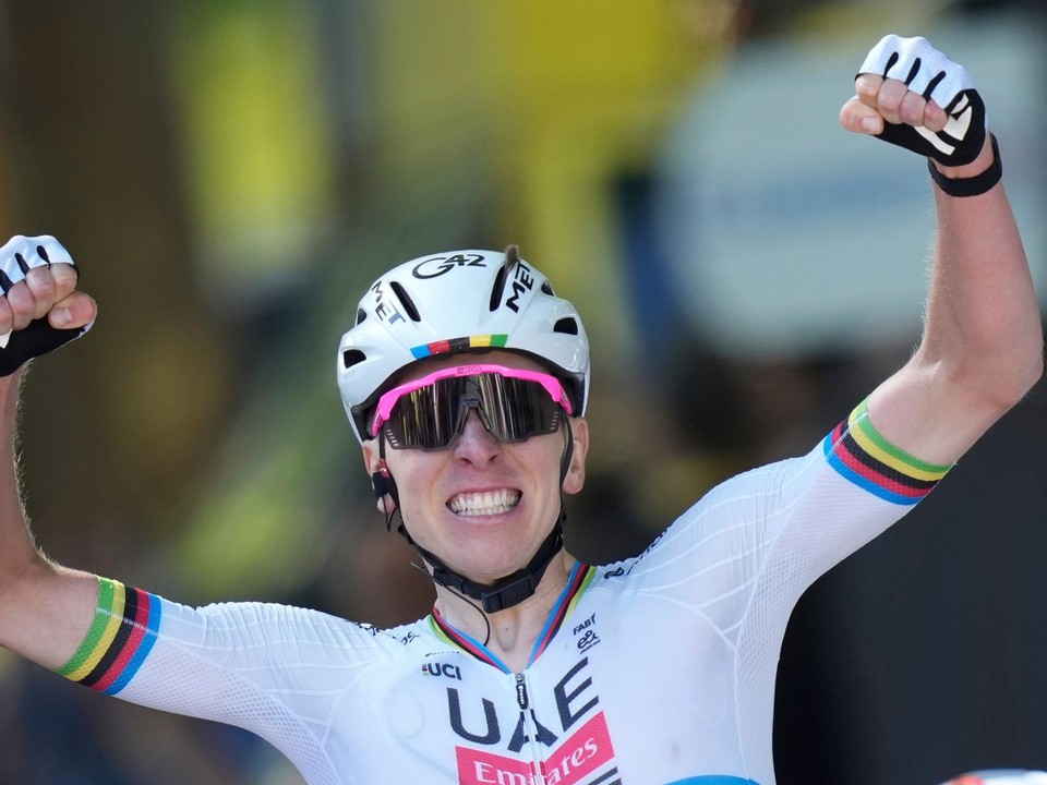 Tadej Pogačar oslavuje triumf v 4. etapy Tour de France.