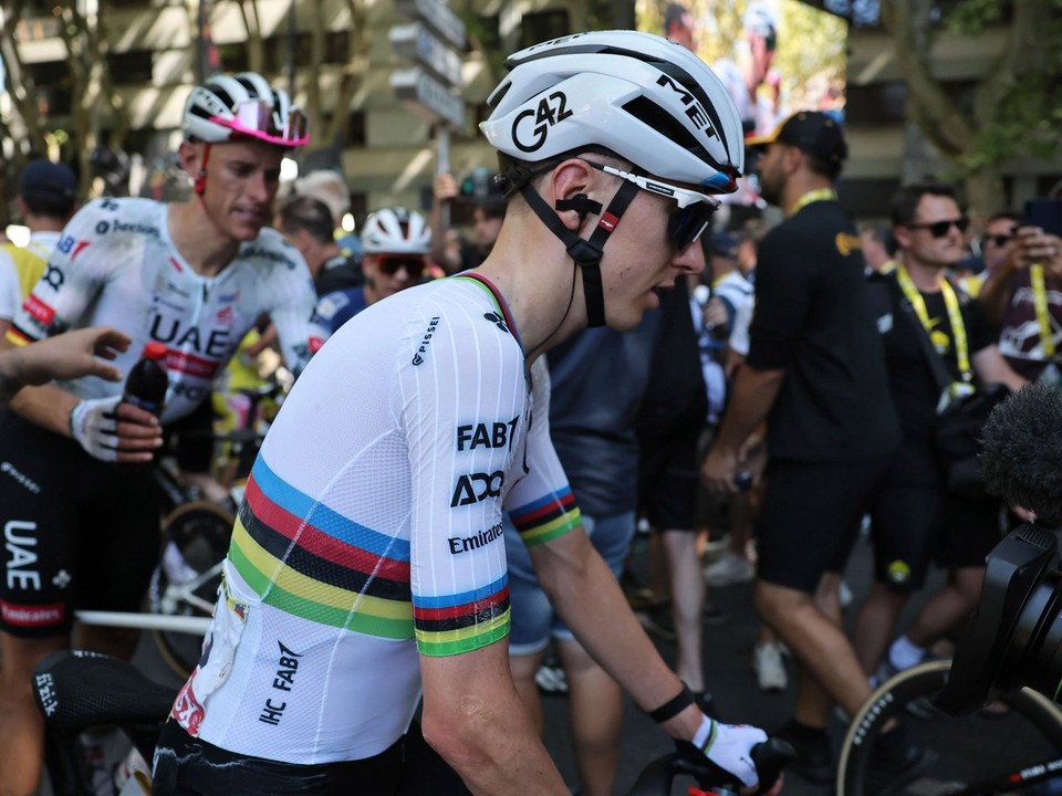 Tadej Pogačar po páde v cieli 11. etapy Tour de France 2025. 