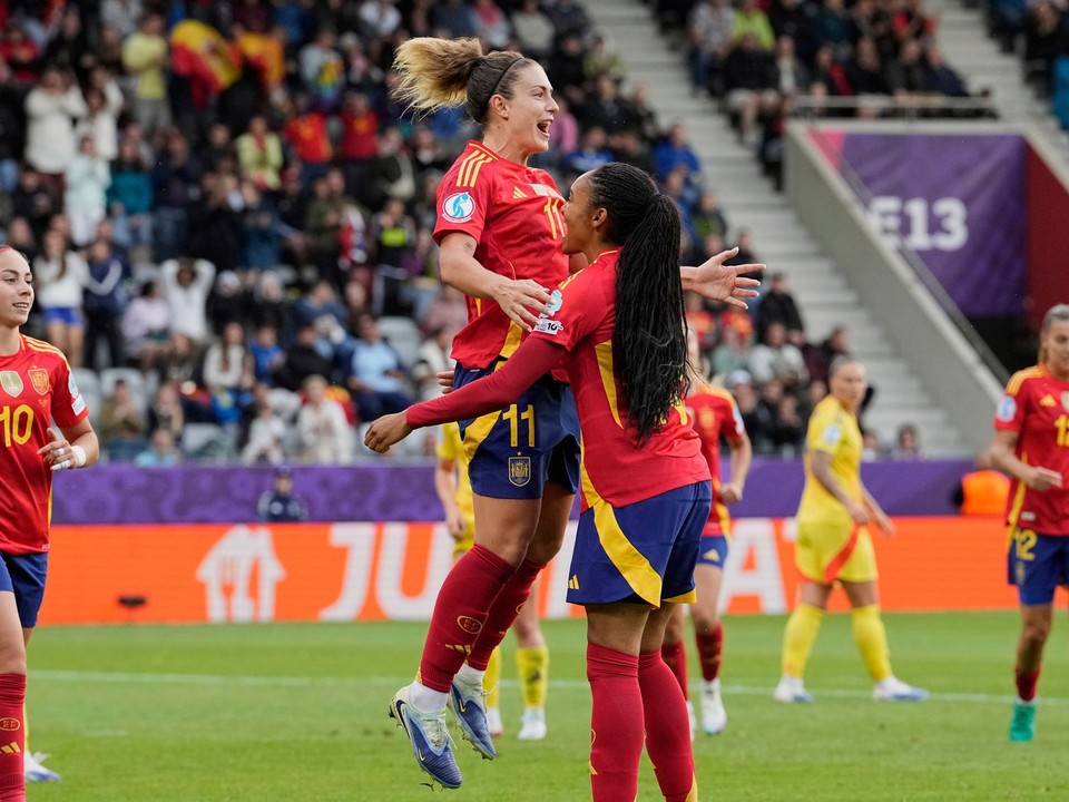 Alexia Putellasová (v strede) a Salma Paralluelová sa tešia po strelenom góle v zápase Španielsko - Belgicko v skupine B na ME vo futbale žien 2025.