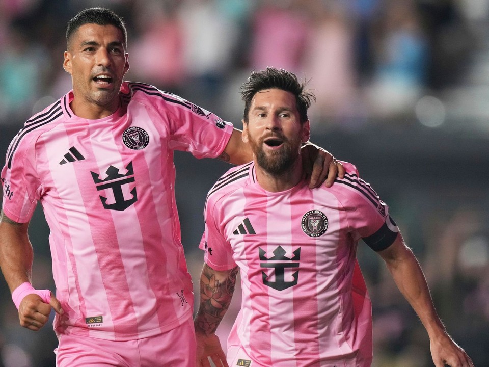 Futbalisti Interu Miami Lionel Messi (vpravo) a Luis Suárez sa tešia z gólu proti Nashvillu.