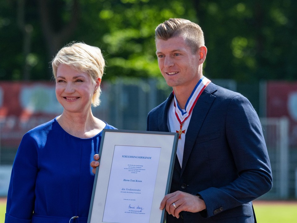 Premiérka nemeckej spolkovej krajiny Meklenbursko-Predpomoransko Manuela Schwesigová (vľavo) odovzdala štátne vyznamenanie za spoločenskú angažovanosť v rodnom regióne Tonimu Kroosovi.