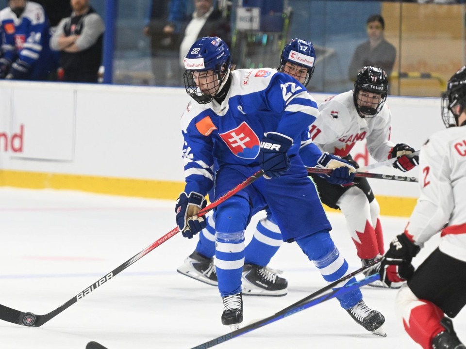 Adam Goljer v zápase proti Kanade v rámci prípravy na Hlinka Gretzky Cup 2025.