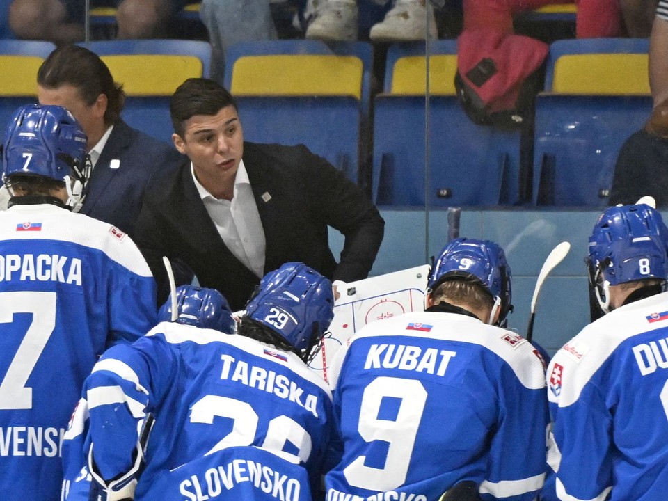 Tréner Slovenska Martin Dendis počas prípravného zápasu hráčov do 18 rokov. 