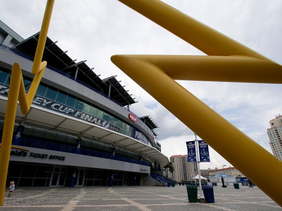 Domáca hala hokejistov Tampy Bay Lightning ponesie názov Benchmark International Arena.