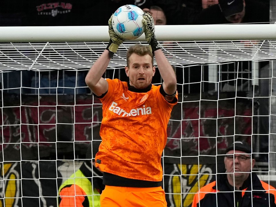 Brankár Lukáš Hrádecký v drese Bayeru Leverkusen. 