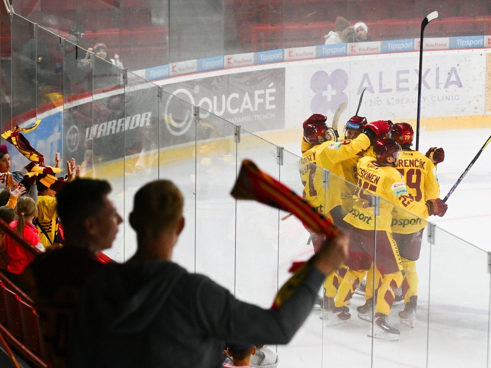 Radosť hráčov Trenčína z gólu v zápase Tipsport ligy v sezóne 2025/26. 