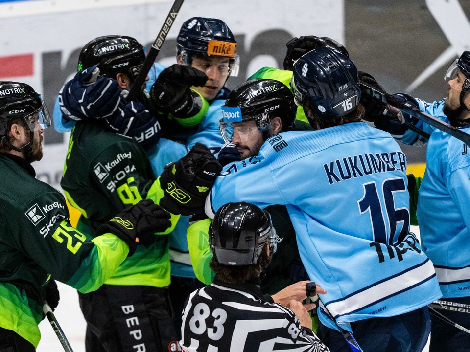 Na snímke hráči HC Slovan Bratislava a Vlci Žilina počas zápasu.