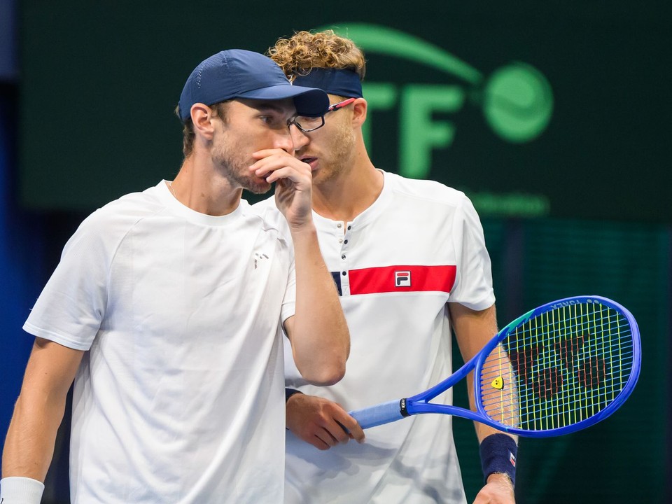 Na snímke zľava slovenskí daviscupoví reprezentanti Lukáš Klein a Miloš Karol.