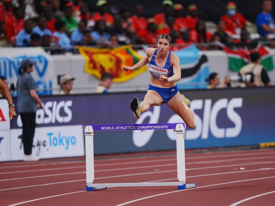 Emma Zapletalová v prvom semifinálovom behu na 400 m cez prekážky na MS v atletike 2025.