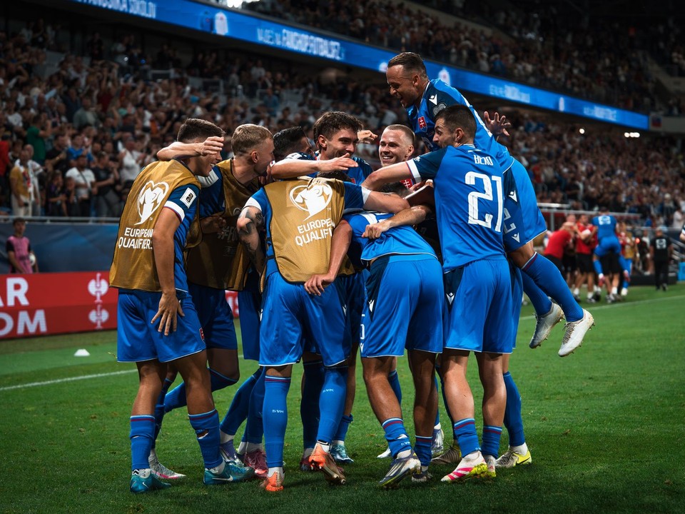 Slováci oslavujú gól v zápase  Slovensko - Nemecko (Kvalifikácia MS 2026)