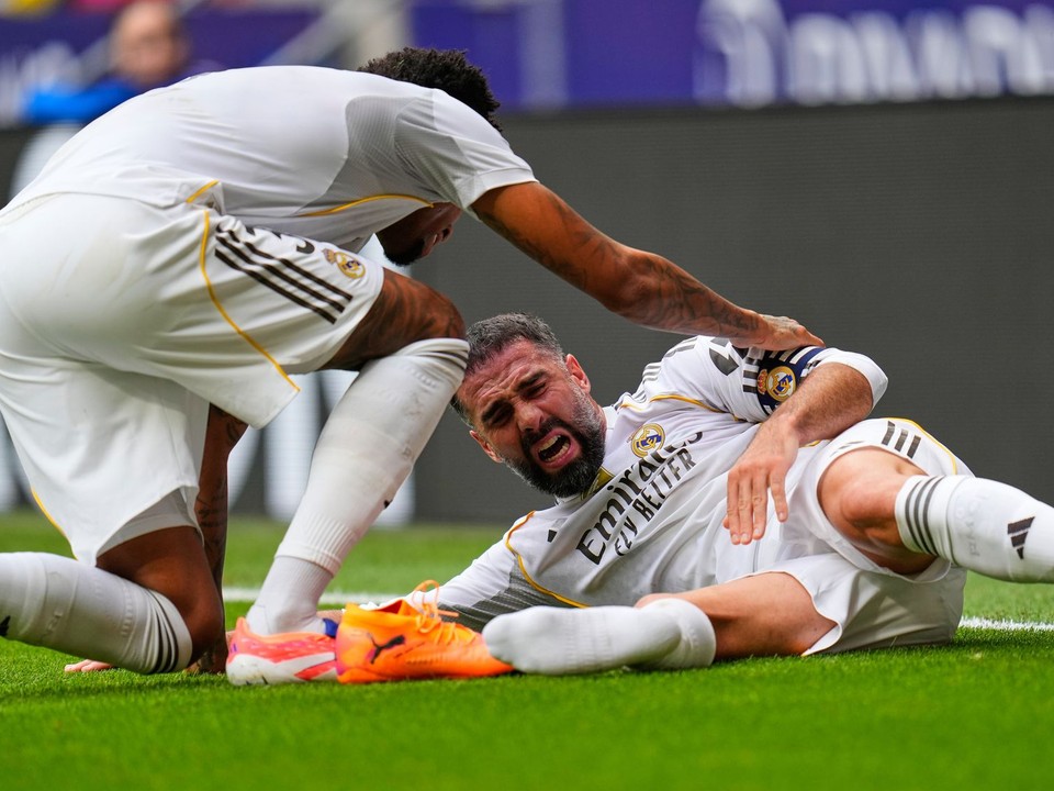 Na zemi leží s bolestivou grimasou obranca Realu Madrid Dani Carvajal.
