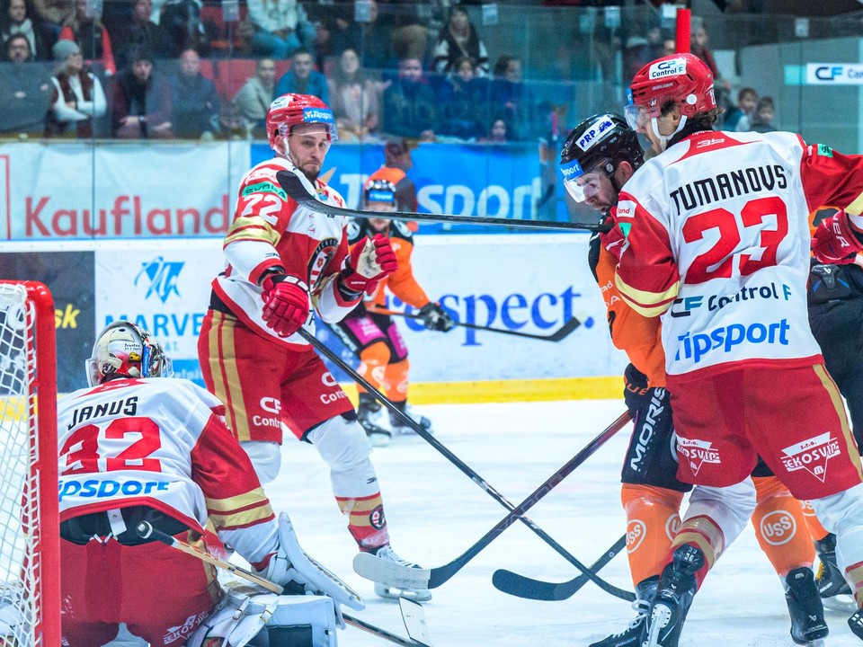 Na snímke zľava brankár Jaroslav Janus, Lukáš Kozák (obaja Prešov) a Miks Tumanovs (Prešov) počas zápasu 8. kola hokejovej Tipsport extraligy HC Prešov - HC Košice