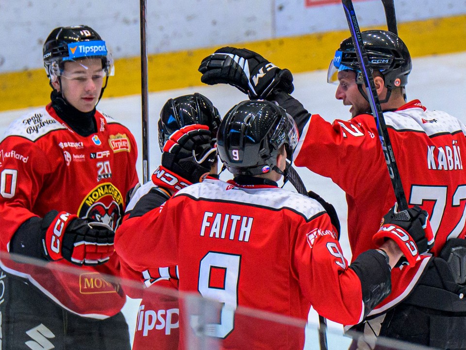 Hokejisti Banskej Bystrice sa tešia z gólu.