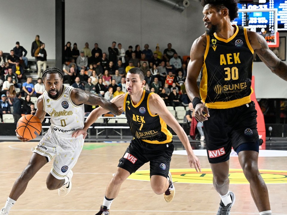 Rickey McGill (Levice), Dimitris Flionis a Chris Silva (obaja Atény) v zápase F-skupiny 3. kola skupinovej fázy LM v basketbale mužov Patrioti Levice - AEK BC Atény.